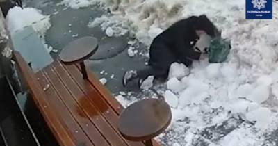 В Киеве на женщину упала глыба льда с крыши дома (видео)