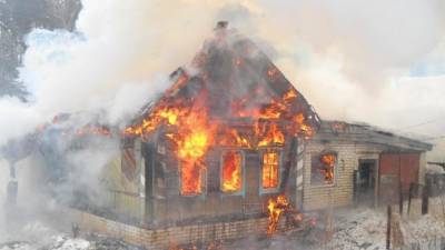 СК выясняет обстоятельства гибели матери и сына при пожаре в Кондоле