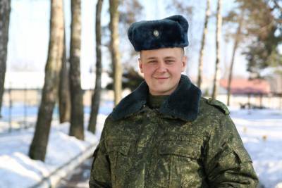 На плечах – капитанские погоны. Молодой офицер Алексей Алексеев гордится службой в Вооруженных Силах