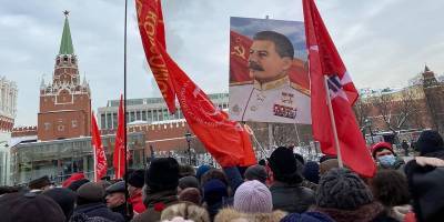 В Москве в День защитника отечества коммунисты вышли на митинг с красными флагами и портретом Сталина, фото, видео - ТЕЛЕГРАФ