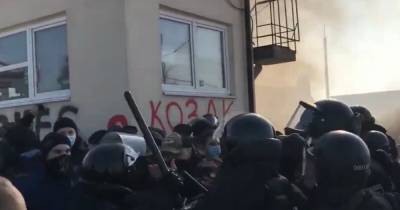 Во Львове на акции против бизнеса скандального Козака произошли столкновения с полицией (ВИДЕО)