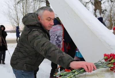 Алексей Брицун возложил цветы к памятному знаку летчиков 29-го гвардейского истребительного авиаполка