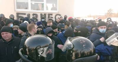 Во Львове &quot;Нацкорпус&quot; устроил столкновения с полицией на предприятии Козака (ФОТО, ВИДЕО)