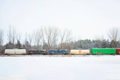 В Башкирии грузовой поезд столкнулся с легковушкой на переезде