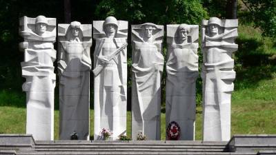 Российские дипломаты в Литве почтили память советских воинов в честь 23 Февраля