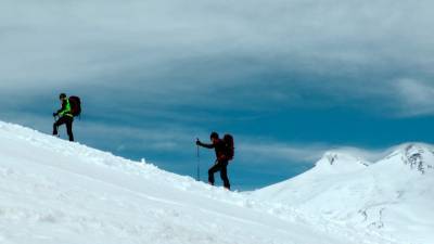Двое сноубордистов провалились в расщелину на Эльбрусе и выжили