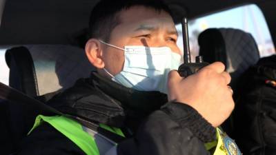 В Казахстане инспектор помог автомобилистам во время метели.