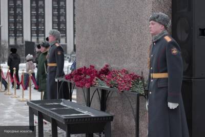 Военные и горожане принесли цветы и венки к Монументу героическим защитникам Ленинграда