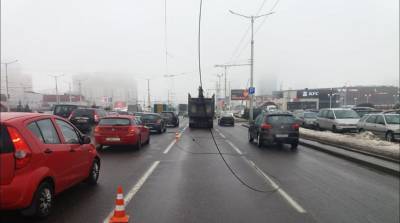 В Минске невнимательность водителя привела к обрыву троллейбусной контактной сети