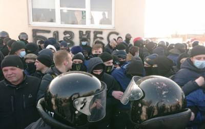 Во Львове четверо полицейских пострадали в стычке с активистами