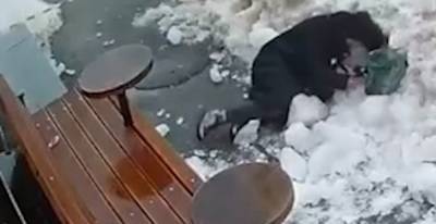 Хотела проскочить: прямо в центре Киеве на женщину упала ледяная глыба, жуткое видео