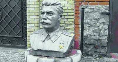 Судья, вынесший приговор Стерненко, устанавливал возле своего дома бюсты Ленина и Сталина — журналист