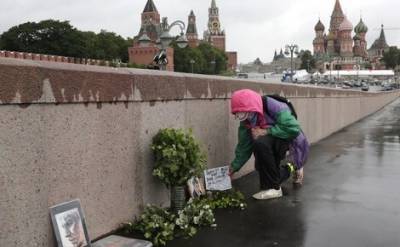 В Москве завтра волонтеры восстановят мемориал Немцова на Большом Москворецком мосту