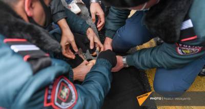 Задержанный участник акции против Пашиняна получил травму - полиция заявила об "ушибе"