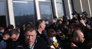 17 человек пострадали при штурме здания "Единого национального движения"
