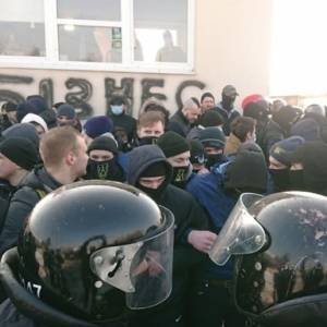 Четверо полицейских во Львове пострадали в стычке с активистами