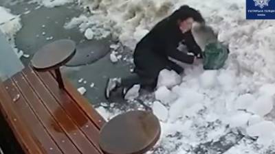 В Киеве женщину завалило снегом: она зашла за ленту – видео