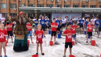В Красногорске 130 человек облились ледяной водой в День защитника Отечества.