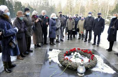 В Литве в День защитника Отечества возложили цветы к могилам советских воинов