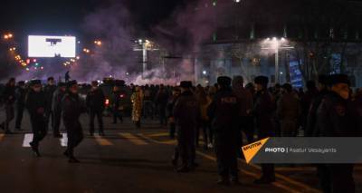 В Ереване проходит шествие оппозиции – она направилась к полиции и СНБ