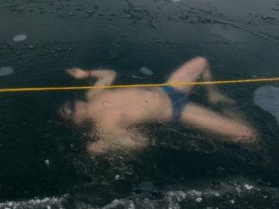 Чешский спортсмен установил рекорд, проплыв 81 метр подо льдом (видео)