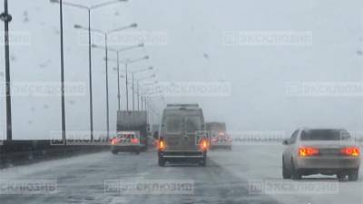 Более десяти машин столкнулись на КАД в Петербурге
