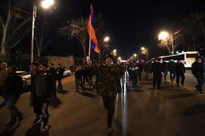 Участники митинга за отставку Пашиняна заблокировали здание полиции в Армении