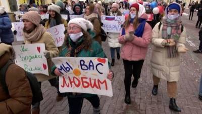 Активистки «Молодой Гвардии» поздравили мужчин «Горячим женским маршем» в Москве