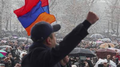 Оппозиция заблокировала здание полиции в Ереване
