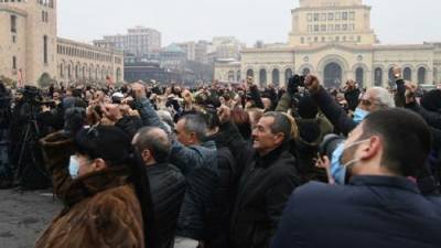 В Ереване оппозиция заблокировала здание полиции и требует встречи с главой ведомства