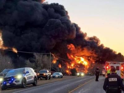 Поезд с нефтью взорвался после столкновения с грузовиком в США (видео)