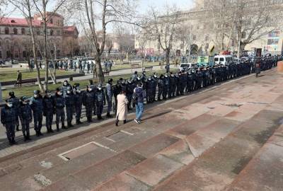 Протестующие у здания полиции Армении требуют встречи с главой ведомства