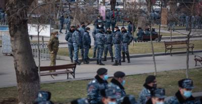 Протестующие окружили здание полиции в Ереване