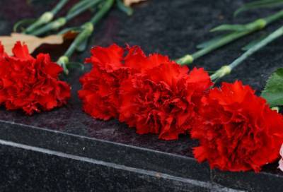 Пожарные почтили на Серафимовском кладбище память коллег, которые погибли при тушении гостиницы «Ленинград»
