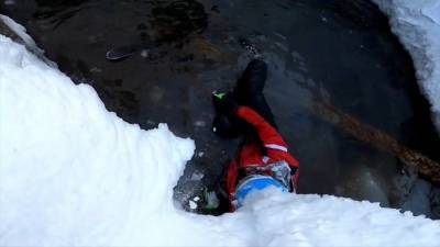 Беспечный лыжник на Красной поляне упал в ручей и сломал ногу (видео)