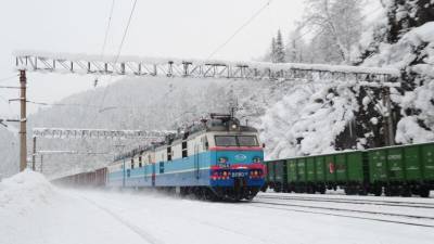 Вагоны грузового поезда сошли с рельсов под Челябинском