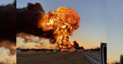 В Техасе прогремел мощный взрыв после столкновения автопоезда и состава с нефтью (фото, видео)