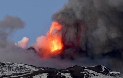 На Сицилии продолжается извержение вулкана Этна