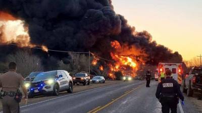 В Техасе горит поезд после столкновения с 18-колесной фурой