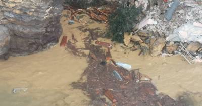 В Италии оползень унес в море сотни гробов и две часовни (фото, видео)