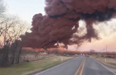 В Техасе произошёл взрыв при столкновении поезда с грузовиком