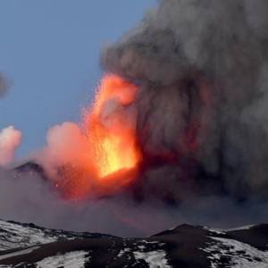 На Сицилии продолжает извергаться вулкан Этна. Видео - reporter-ua.com - Сицилия
