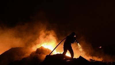 Обгоревшее тело мужчины нашли после пожара в деревянном доме в Новосибирске