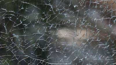 Шторм обрушил стеклянную стену у ТЦ в Магнитогорске