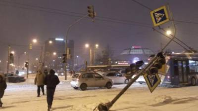 Ветер сдул светофор на перекрёстке Ленинского и Народного Ополчения - piter.tv - Санкт-Петербург