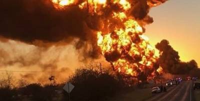 В городе Камерон в Техасе произошел взрыв цистерны с нефтью после столкновения поезда с грузовиком - видео - ТЕЛЕГРАФ