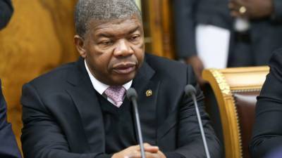 Глава Анголы пытается удержать власть в стране посредством диалога с боевиками из ЦАР