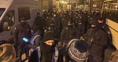 Сторонники Стерненко собираются под ОПУ, полиция не пускает активистов (ТРАНСЛЯЦИЯ)