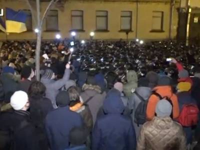 «Киев, вставай!»: У офиса Зеленского начались столкновения радикалов с силовиками (видео)