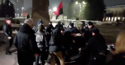В Житомире на акции протеста в поддержку Стерненко произошло столкновение с полицией (видео)